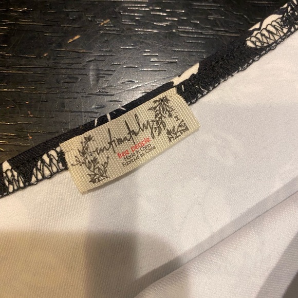 Free People M thong bodysuit with puff sleeve black and white floral print - Picture 4 of 5